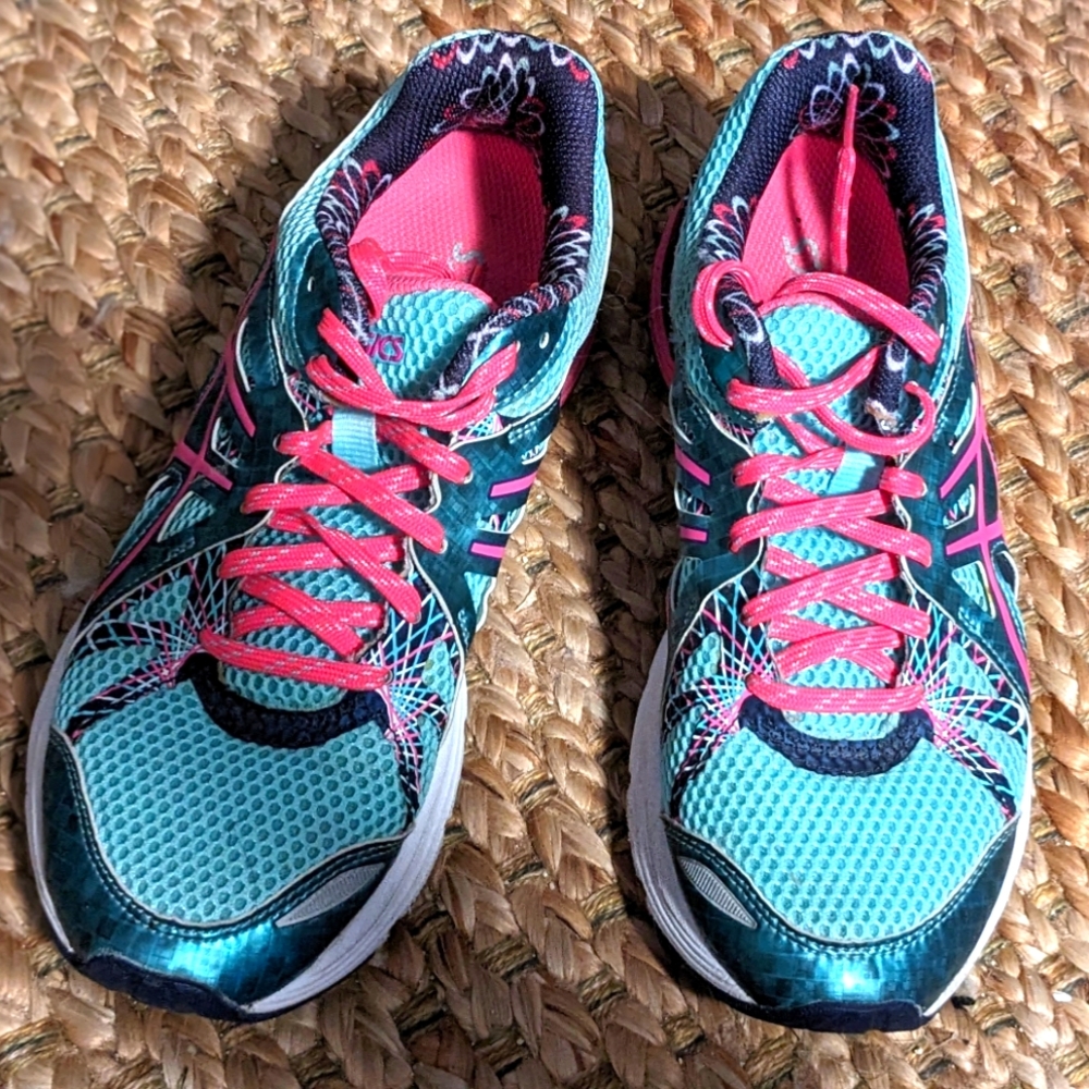 Excellent condition 7.5 blue and pink Adidas running shoes